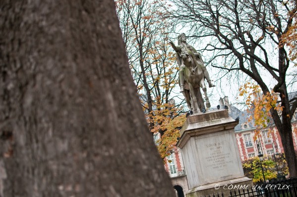 Première photo d'une série sur les statues à Paris, je vous propose celle de Louis XIII située en plein centre de la Place des Vosges.Photo-Pele-Mele 3320