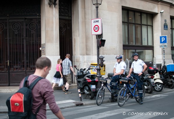 Notre Police Nationale a le droit aussi de faire une petite pause, surtout lorsqu'elle se déplace à vélo.Photo-Pele-Mele 9716
