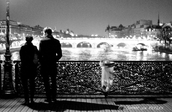 Un couple sur le pont des Arts de nuit.Photo-pele-mele-2 6862-copie-1