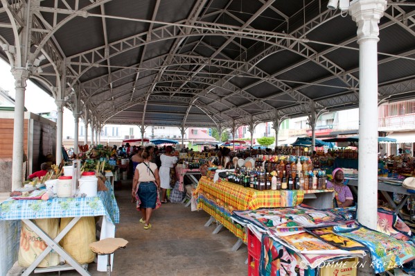 Incontournable aux Antilles, le marché créole notamment celui de St John Perse à Pointe-à-Pître en Guadeloupe.