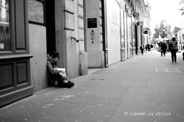 Photo de rue à Paris, un homme lit tranquillement son livre dans un recoin Photo-pele-mele-4 9639