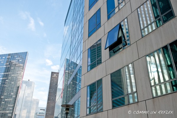Paysage urbain à La Défense, le long de de ces murs une fenêtre reste ouverte Photo-pele-mele-5 2522