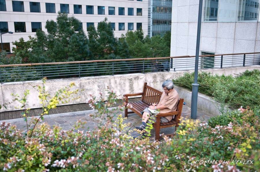 Photo de rue à La Défense d'un homme jouant tranquillement à un jeu de lettre DSC_2523
