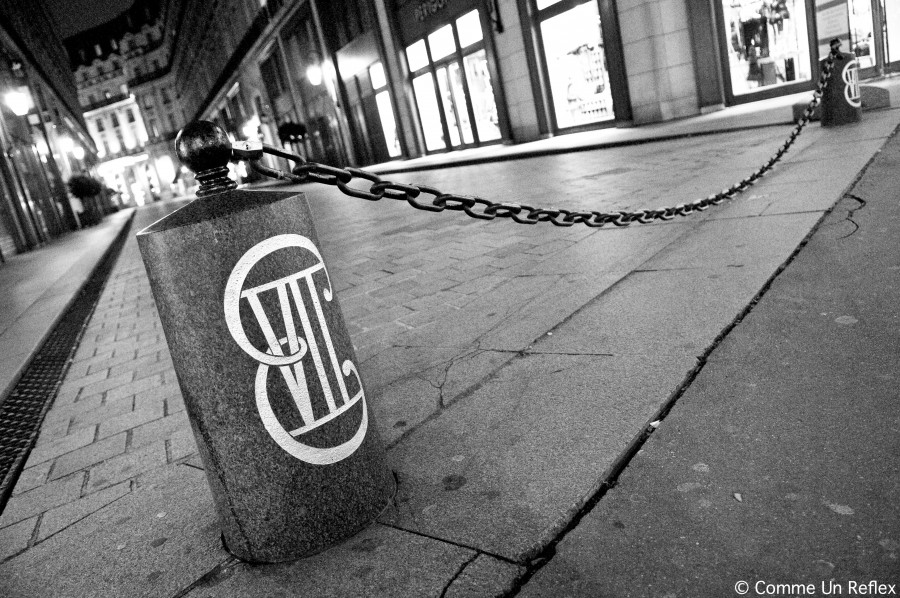 Photo de rue de nuit d'une borne Edouard VII à Paris DSC_3819